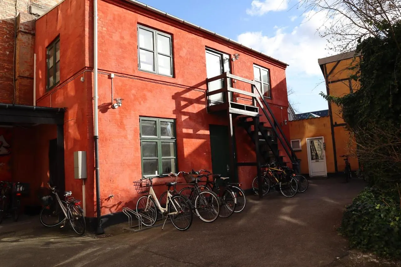 Charming Red Courtyard Apartment Kopenhagen